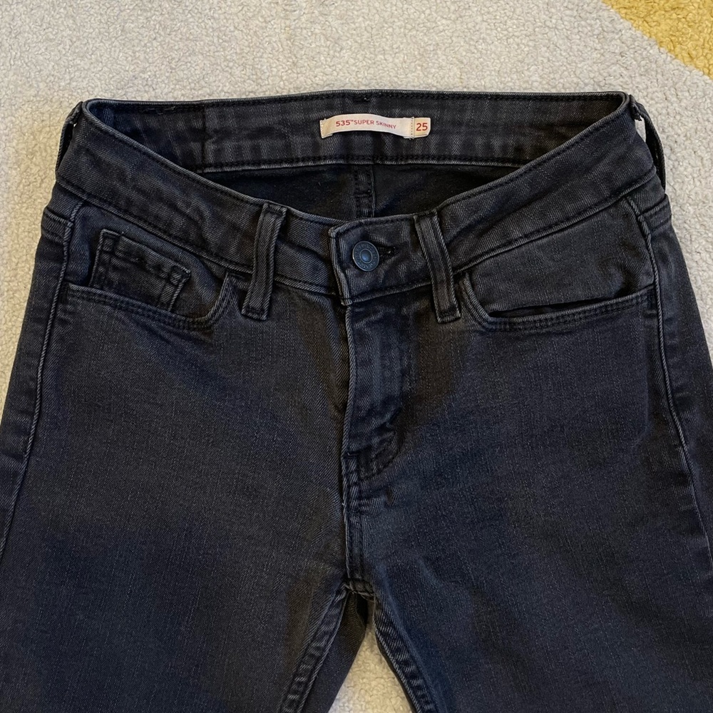 Black Levi’s 535 Super Skinny Jean size 25